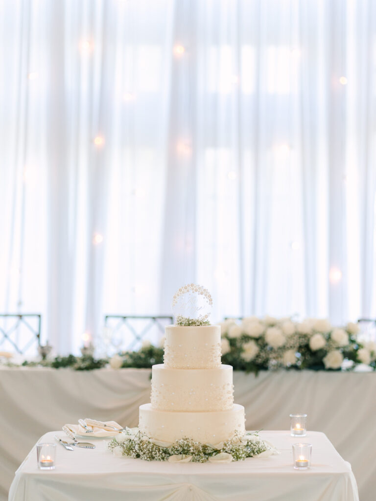 the cake in the reception room at arrowhead golf club