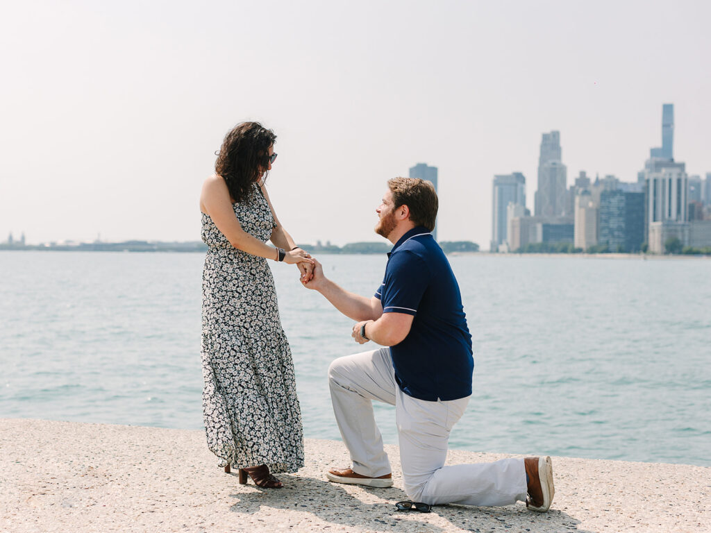 Boyfriend proposing to girlfriend in Chicago